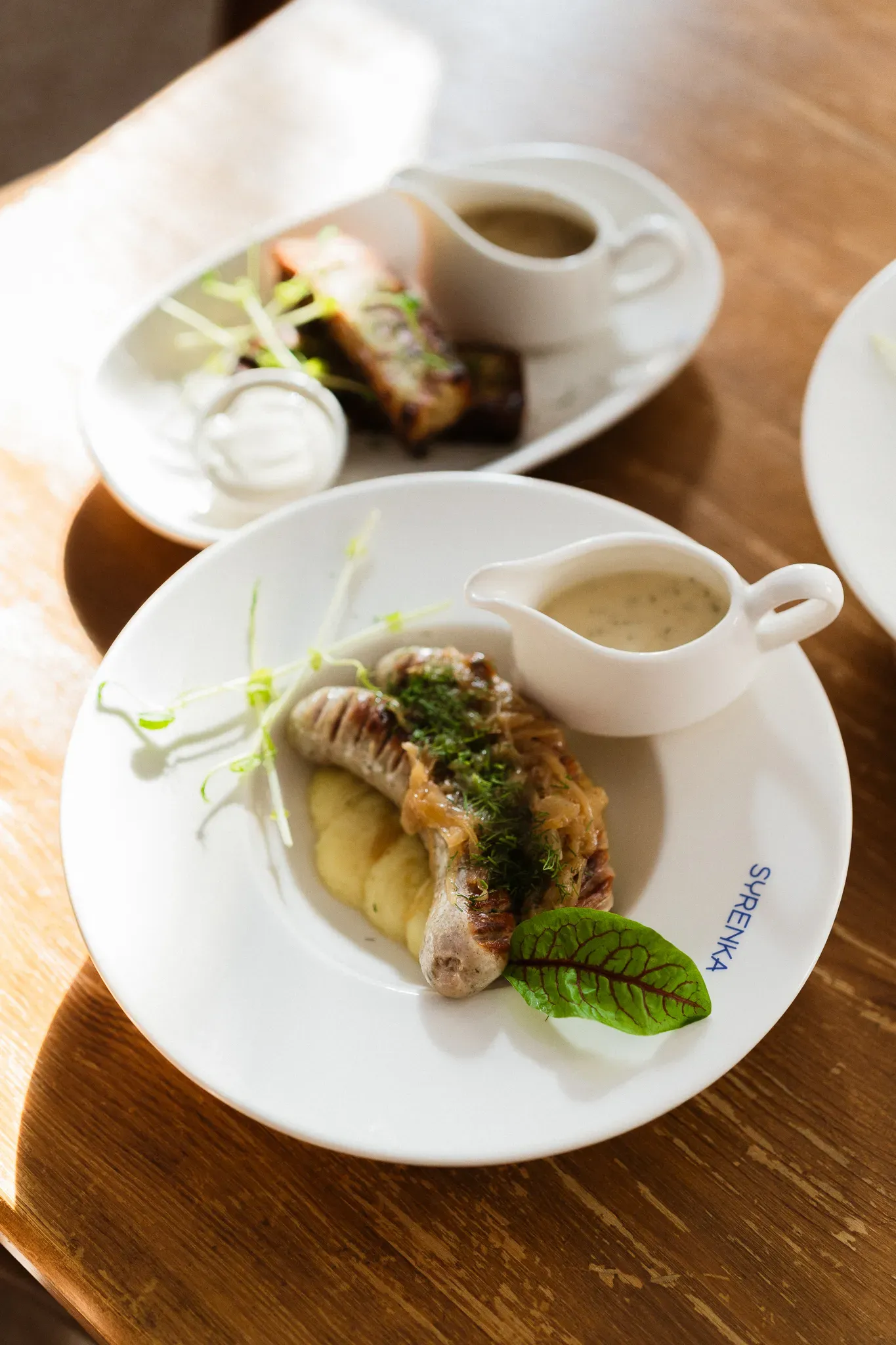 Biala kielbasa z sosem chrzanowym - Restauracja Syrenka Kołobrzeg