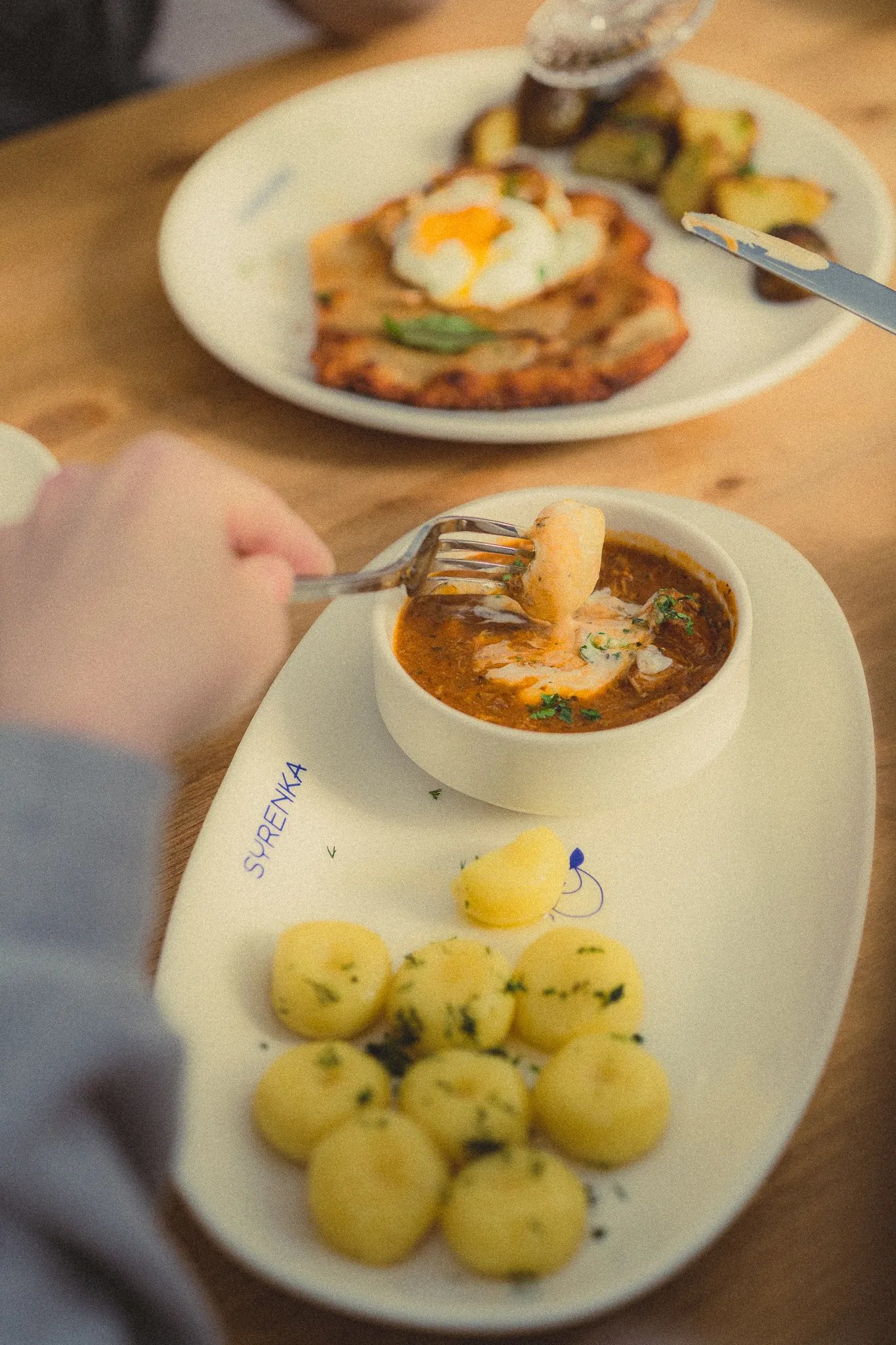 Gulasz wolowy z kluskami slaskimi - Restauracja Syrenka Kołobrzeg