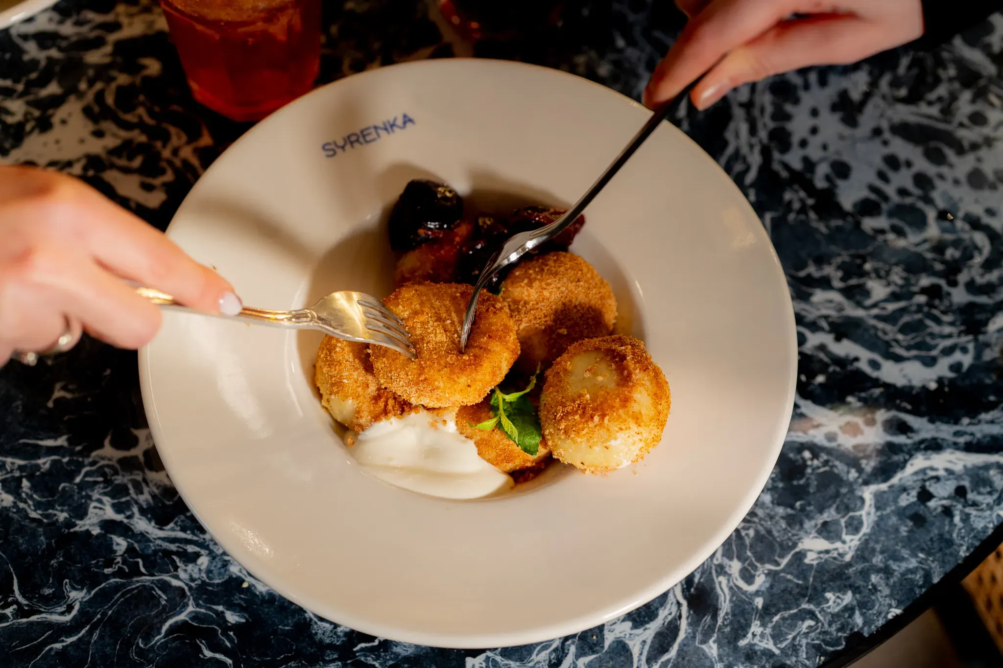 Knedle z owocami i smietana - Restauracja Syrenka Kołobrzeg