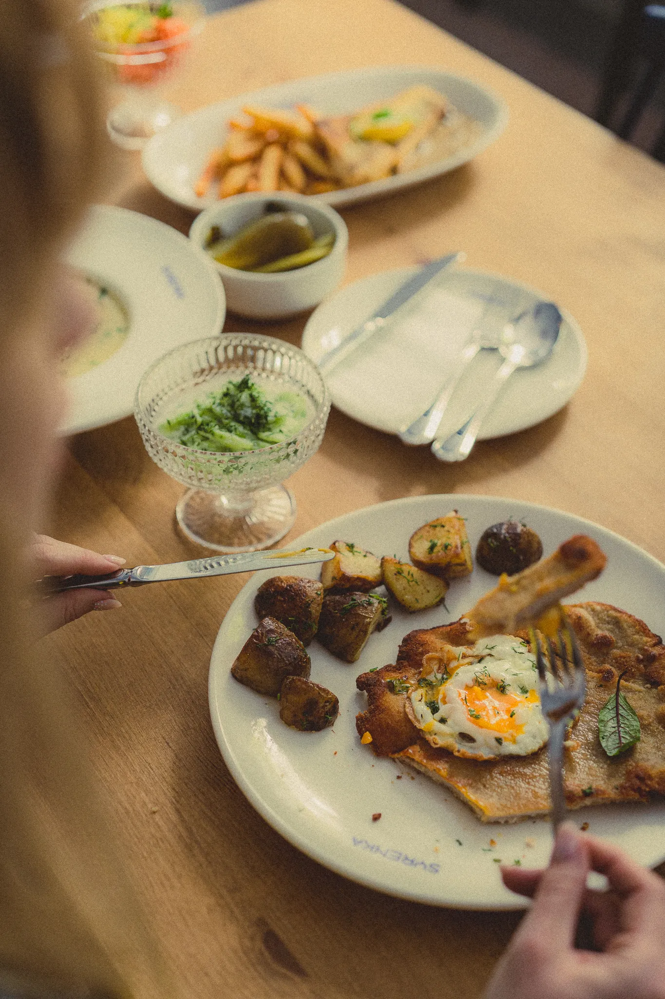 Kotlet schabowy z jajkiem i ziemniakami - Restauracja Syrenka Kołobrzeg