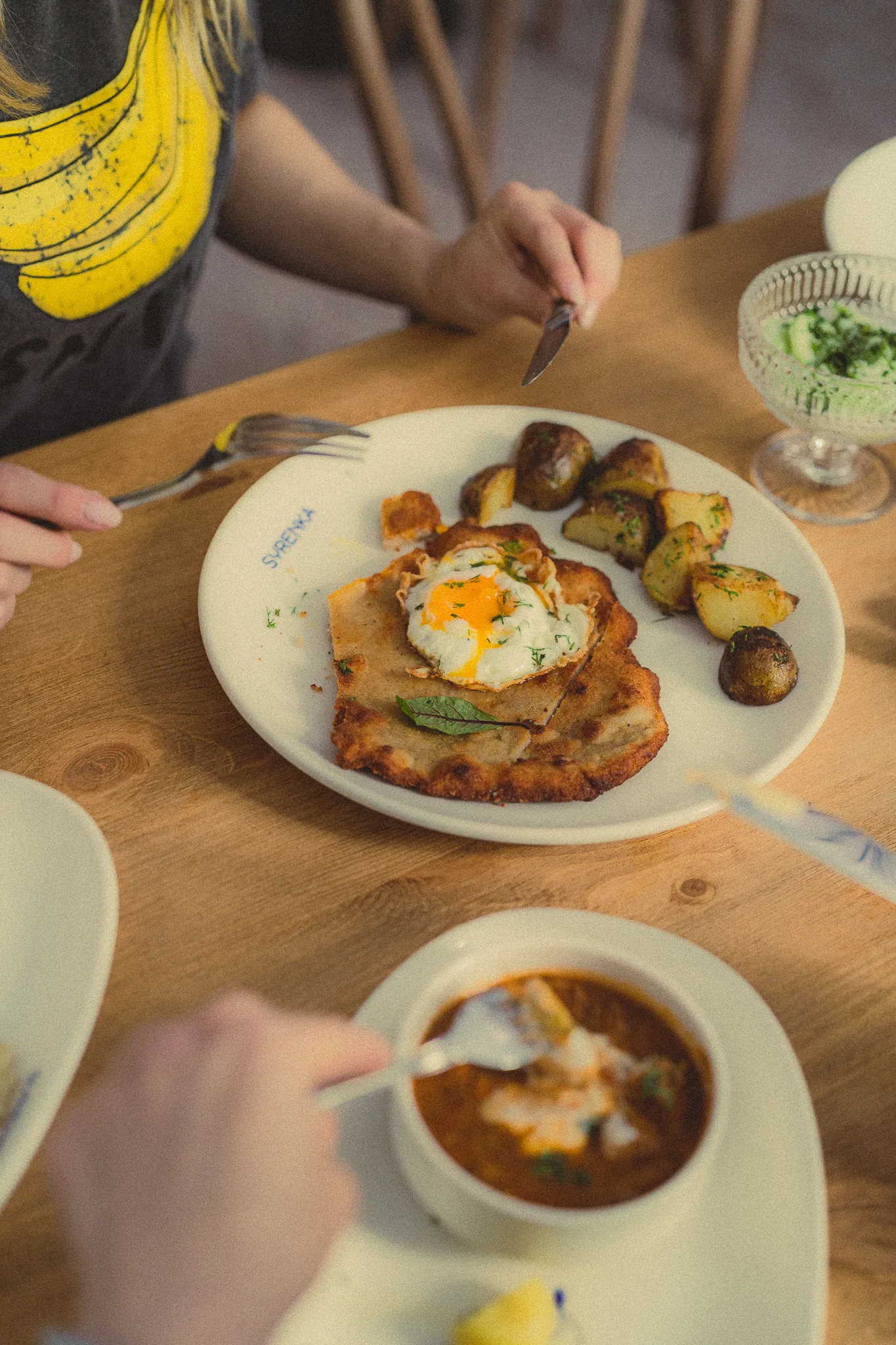 Kotlet schabowy z jajkiem perspektywa - Restauracja Syrenka Kołobrzeg