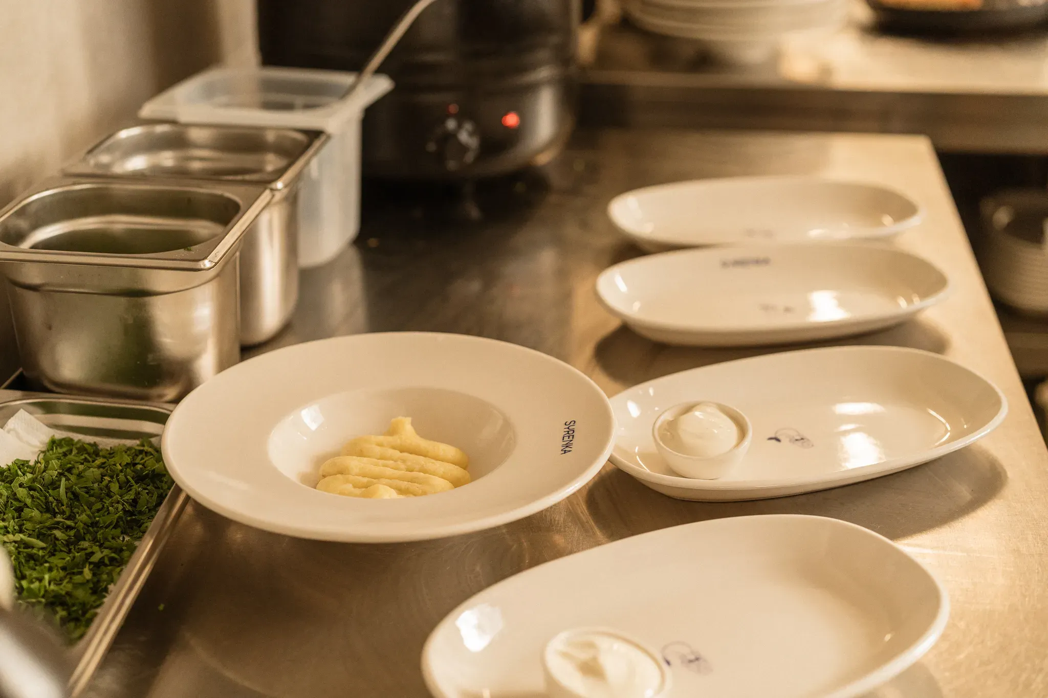 Kuchnia przygotowanie dan talerze - Restauracja Syrenka Kołobrzeg