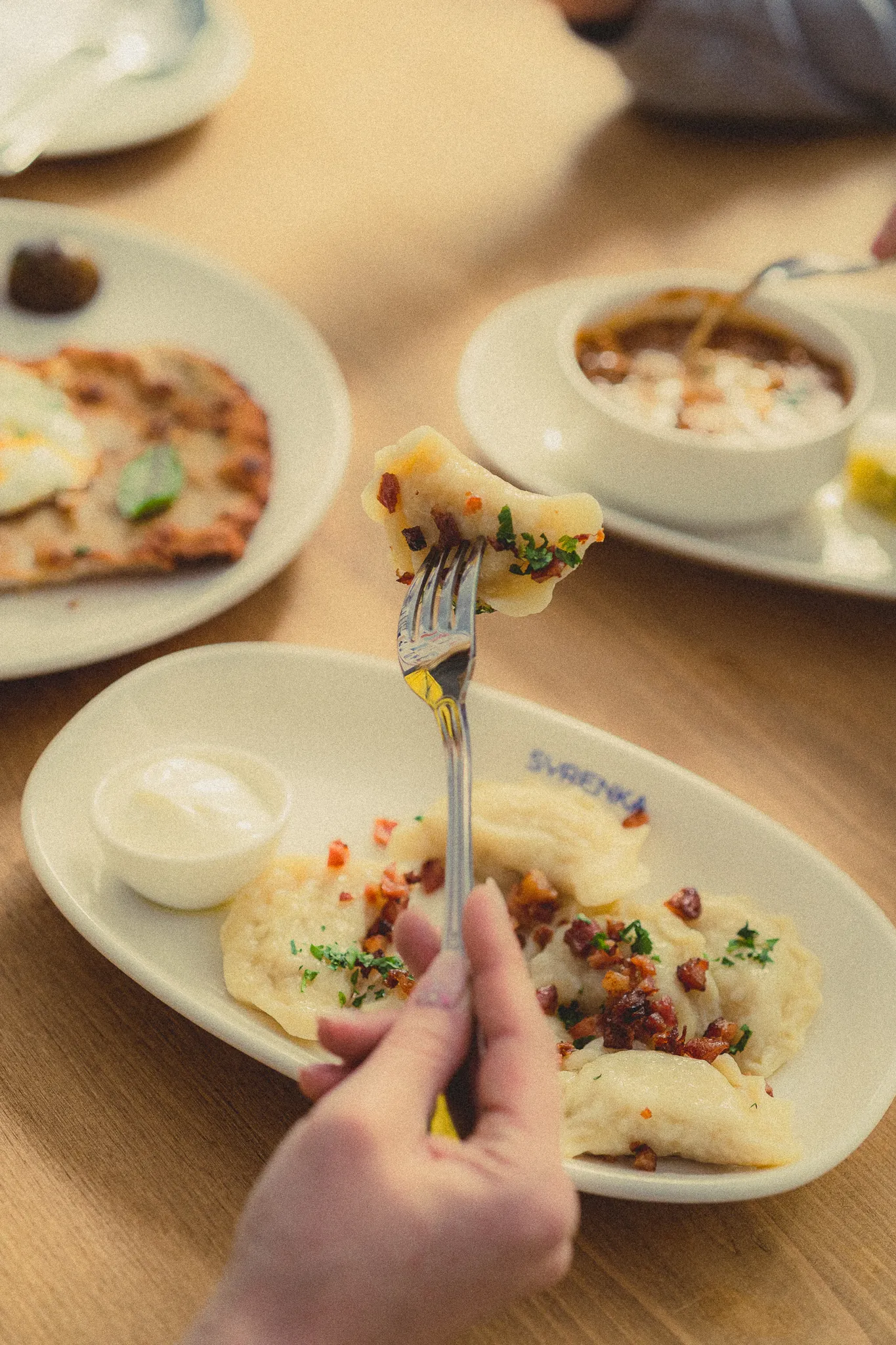 Pierogi z okrasa na widelcu - Restauracja Syrenka Kołobrzeg