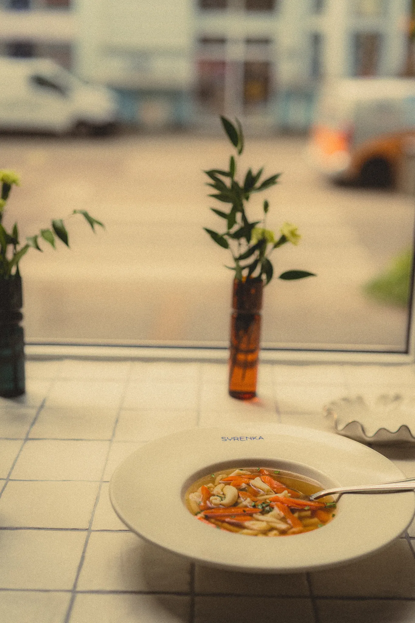 Rosol na stole przy oknie - Restauracja Syrenka Kołobrzeg