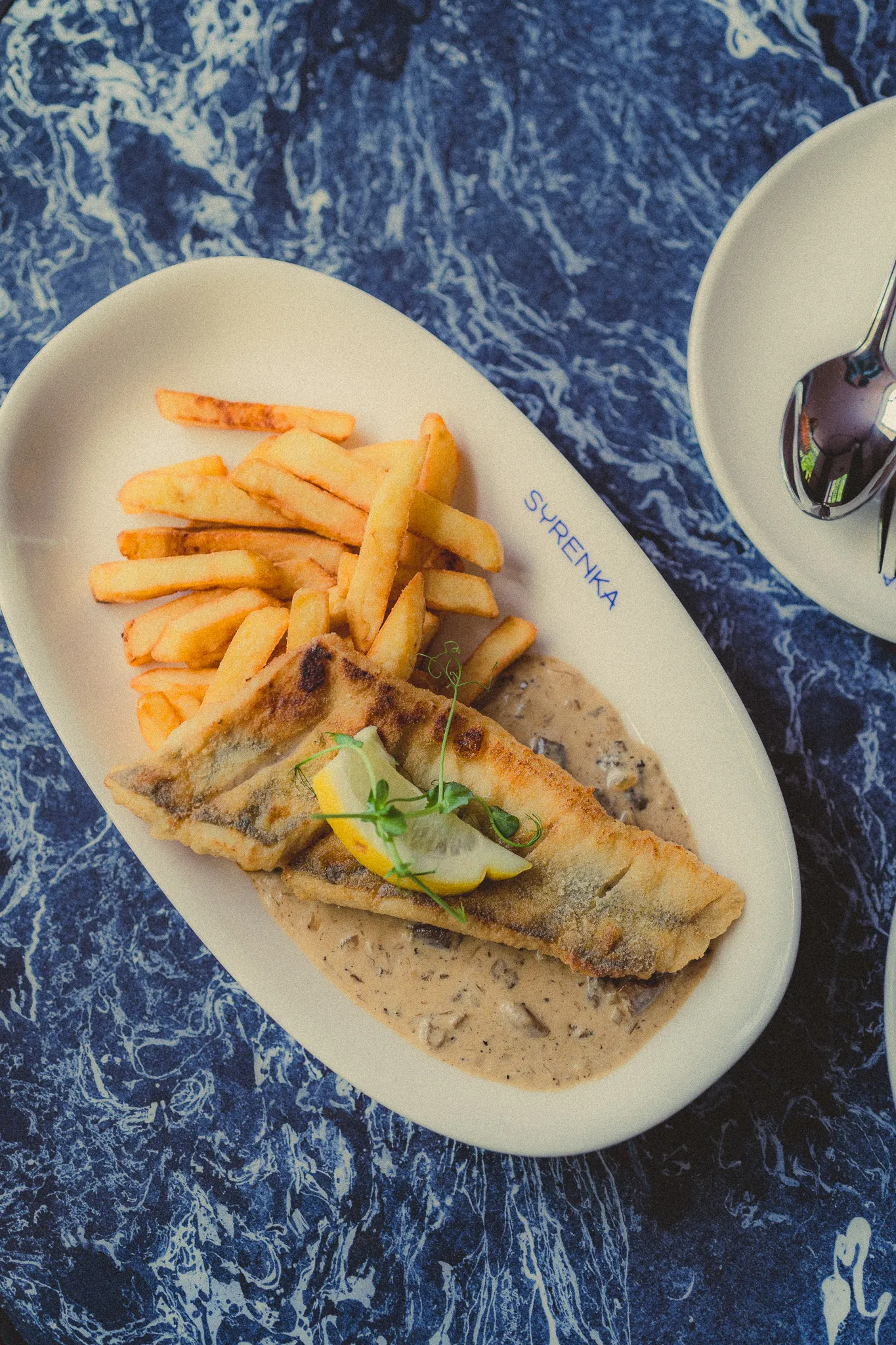 Ryba smazona z frytkami - Restauracja Syrenka Kołobrzeg