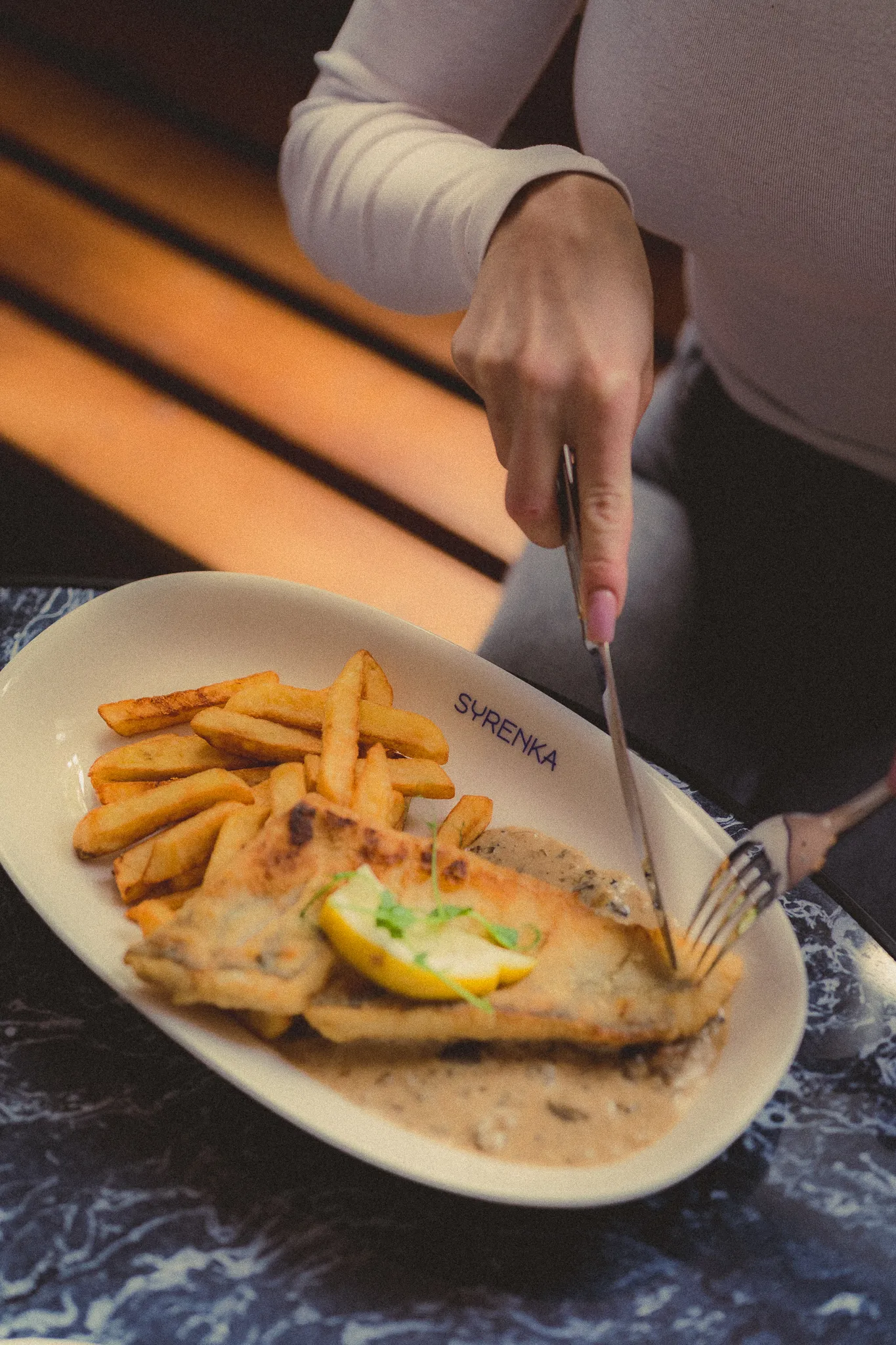 Ryba z frytkami zblizenie - Restauracja Syrenka Kołobrzeg