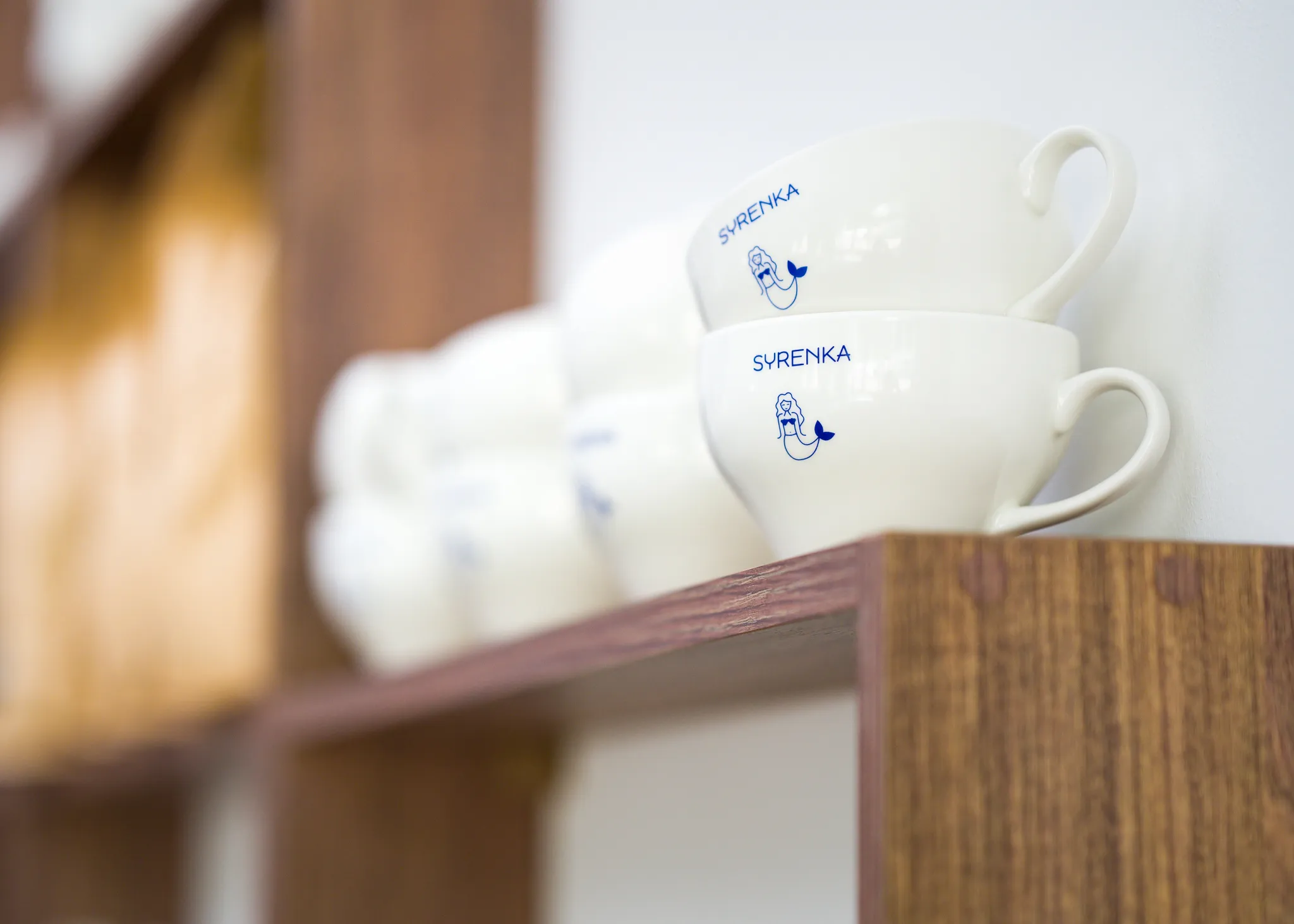 Filizanki syrenka na polce - Restauracja Syrenka Kołobrzeg