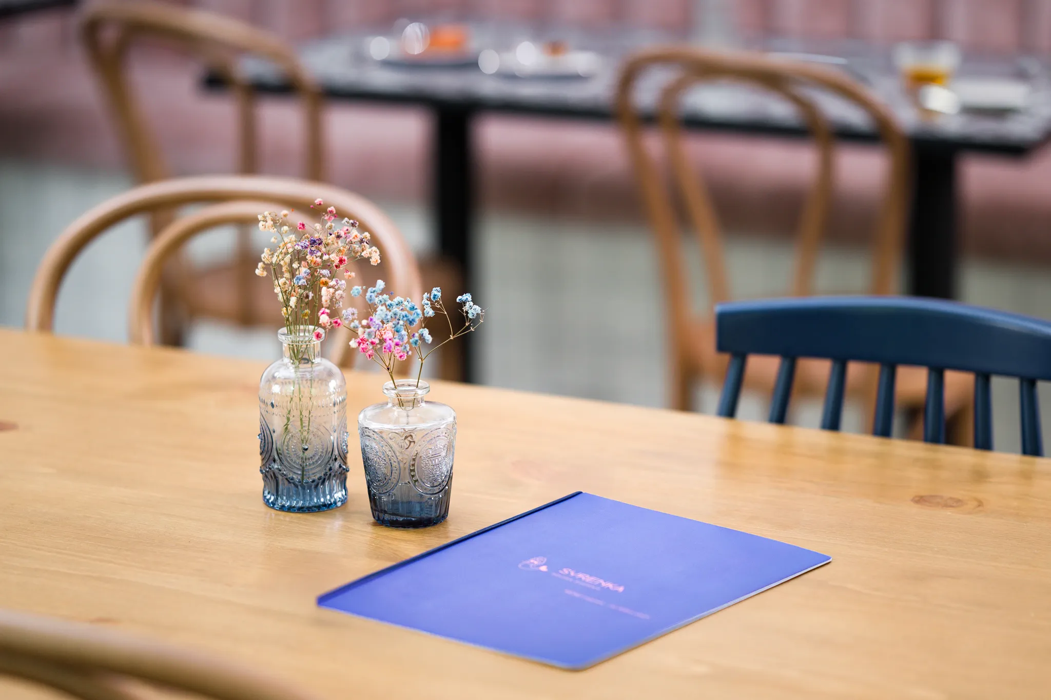 Menu syrenka na drewnianym stole - Restauracja Syrenka Kołobrzeg