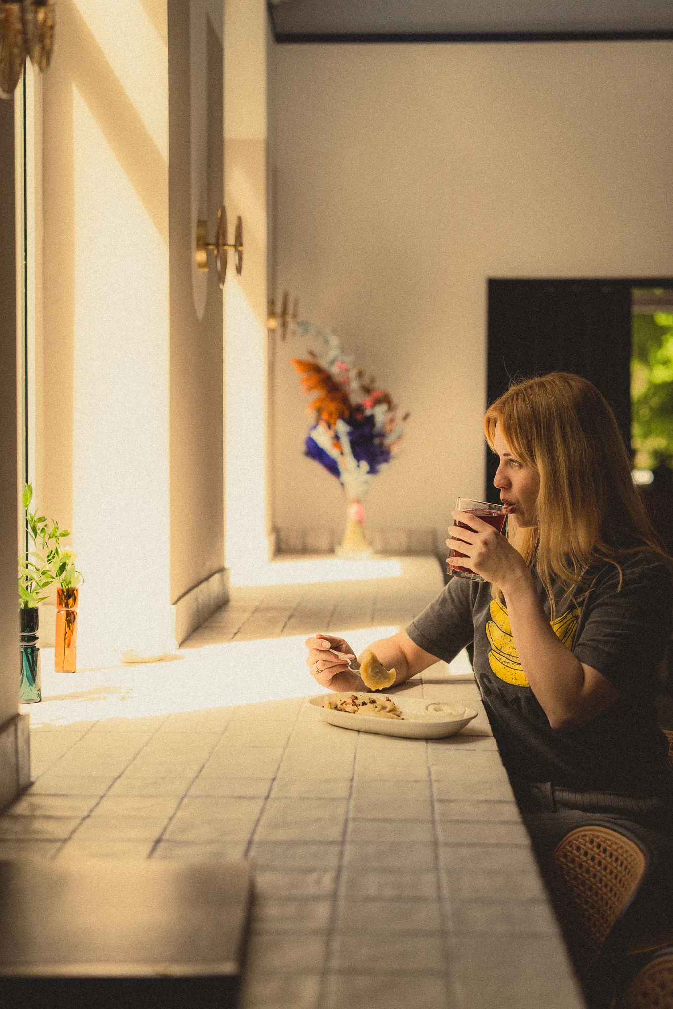 Osoba jedzaca pierogi przy oknie - Restauracja Syrenka Kołobrzeg