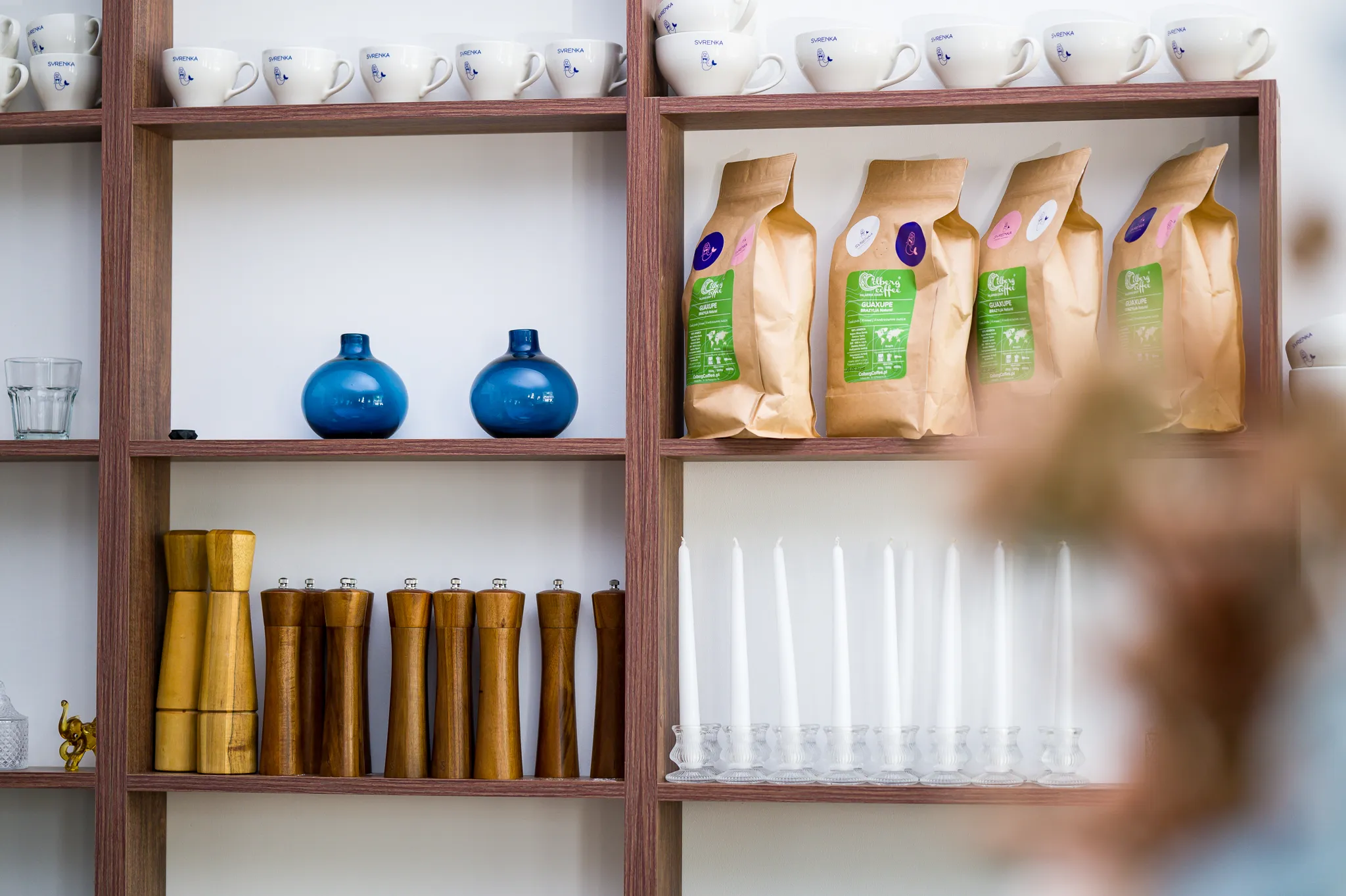 Produkty syrenka na regale - Restauracja Syrenka Kołobrzeg