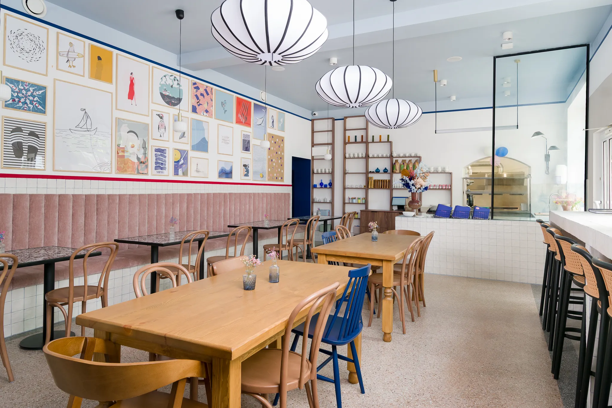 Sala restauracyjna z obrazami - Restauracja Syrenka Kołobrzeg