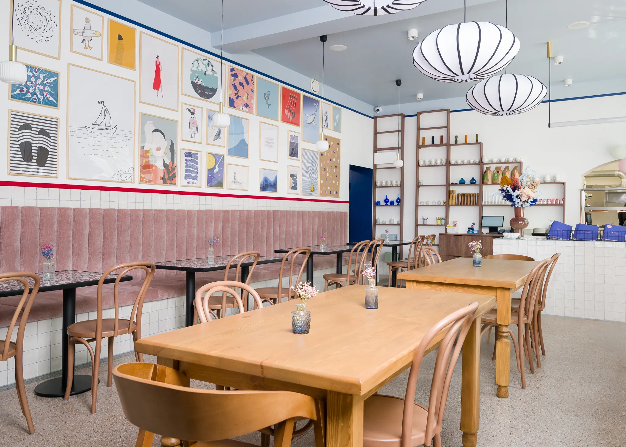 Sala restauracyjna z obrazami 2 - Restauracja Syrenka Kołobrzeg