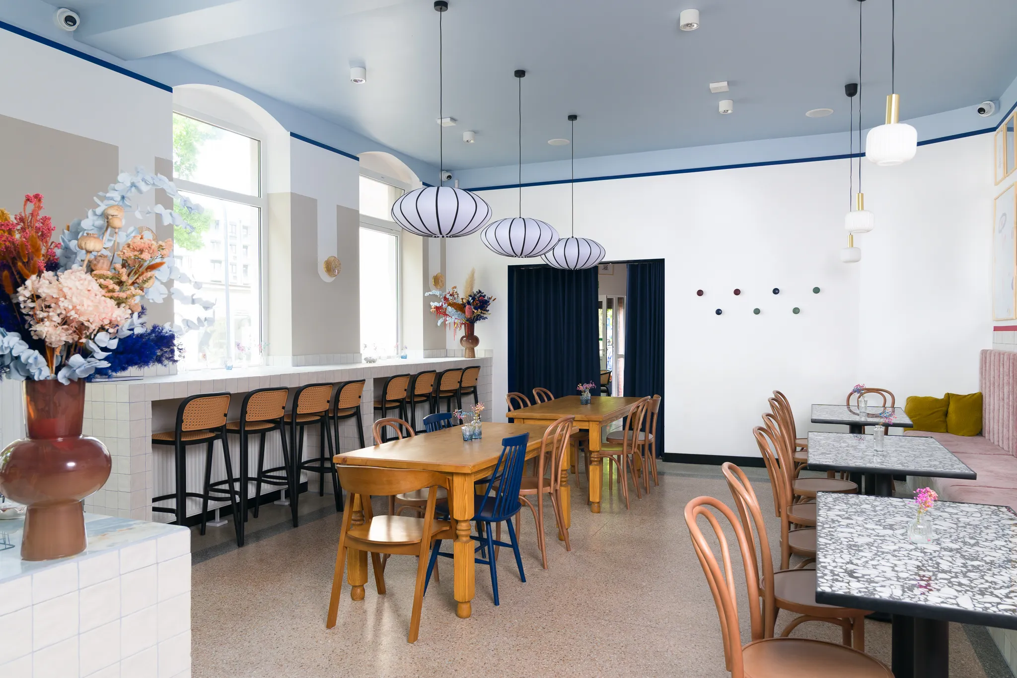 Sala restauracyjna z obrazami 4 - Restauracja Syrenka Kołobrzeg