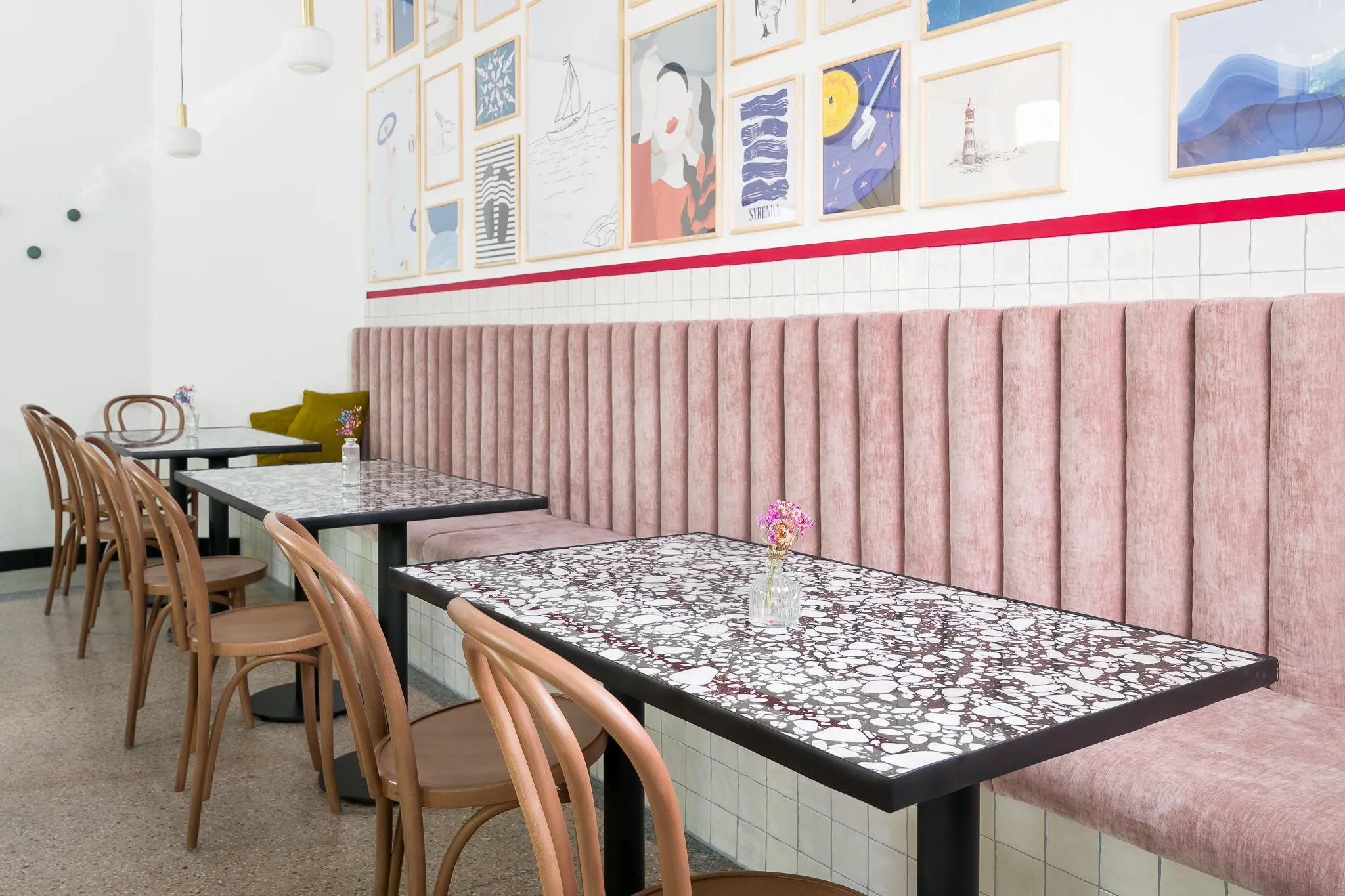 Stoliki pod sciana z obrazami - Restauracja Syrenka Kołobrzeg