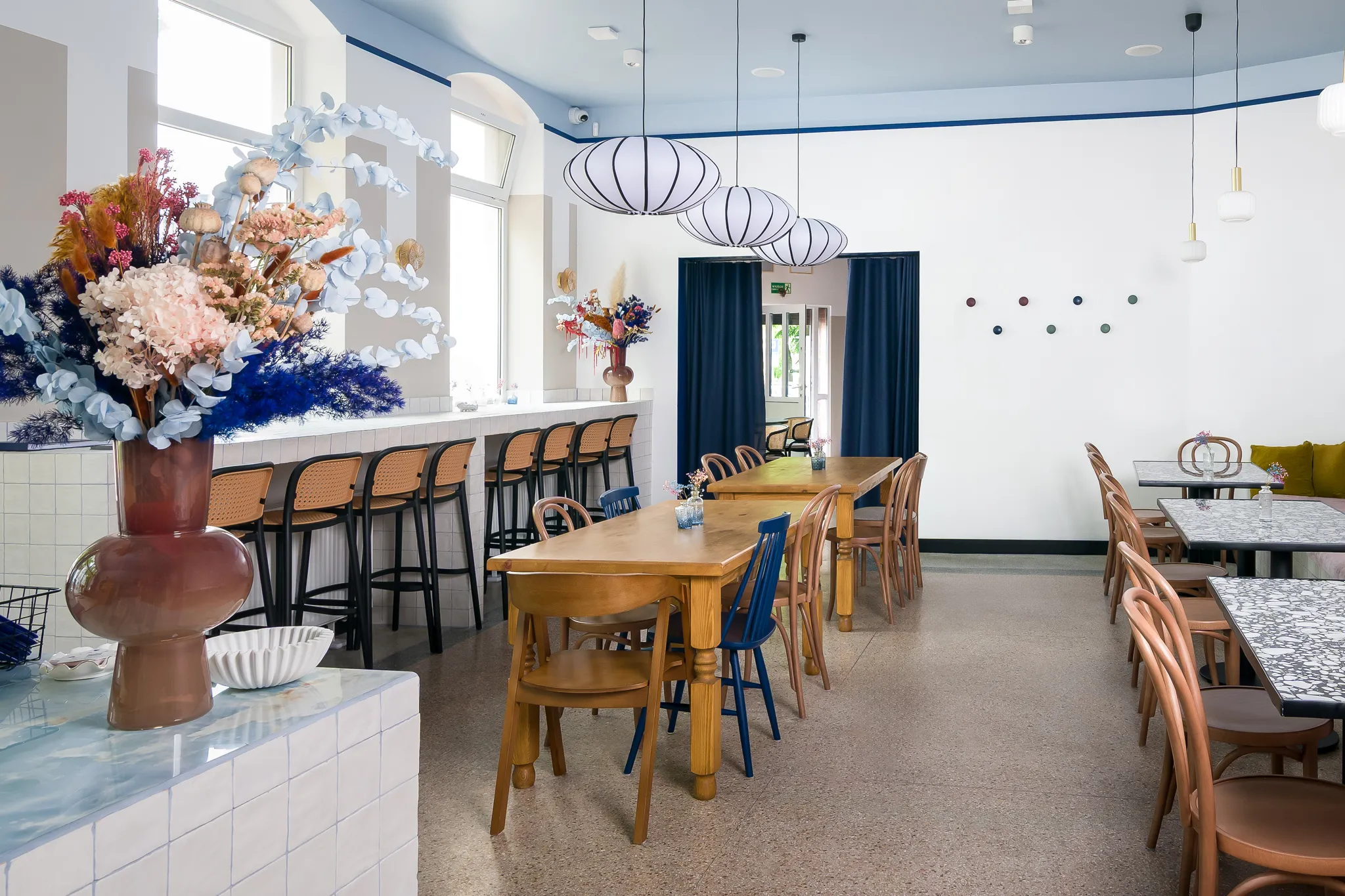 Stoliki z marmurowym blatem - Restauracja Syrenka Kołobrzeg