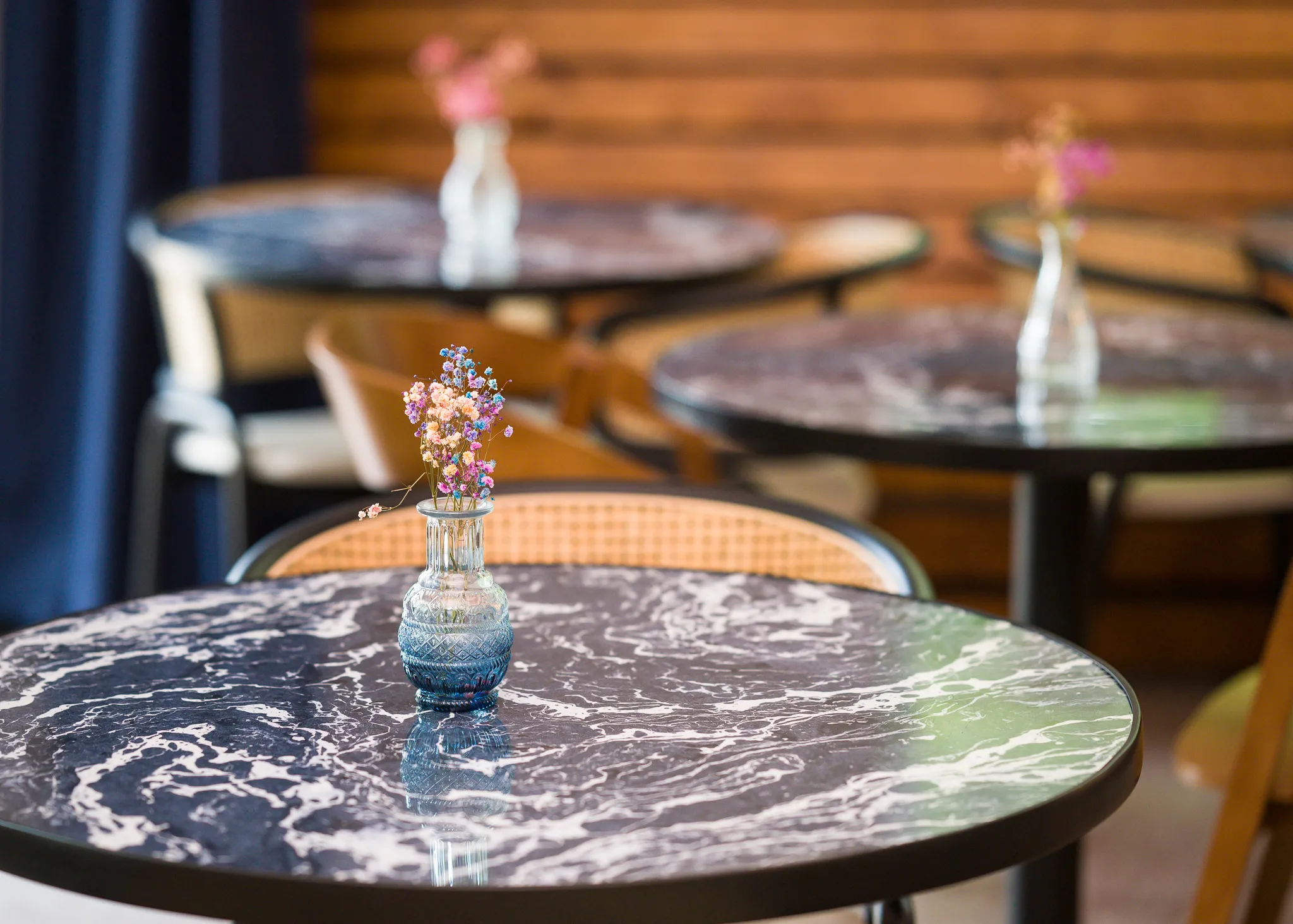 Wazonik z kwiatami na stoliku - Restauracja Syrenka Kołobrzeg