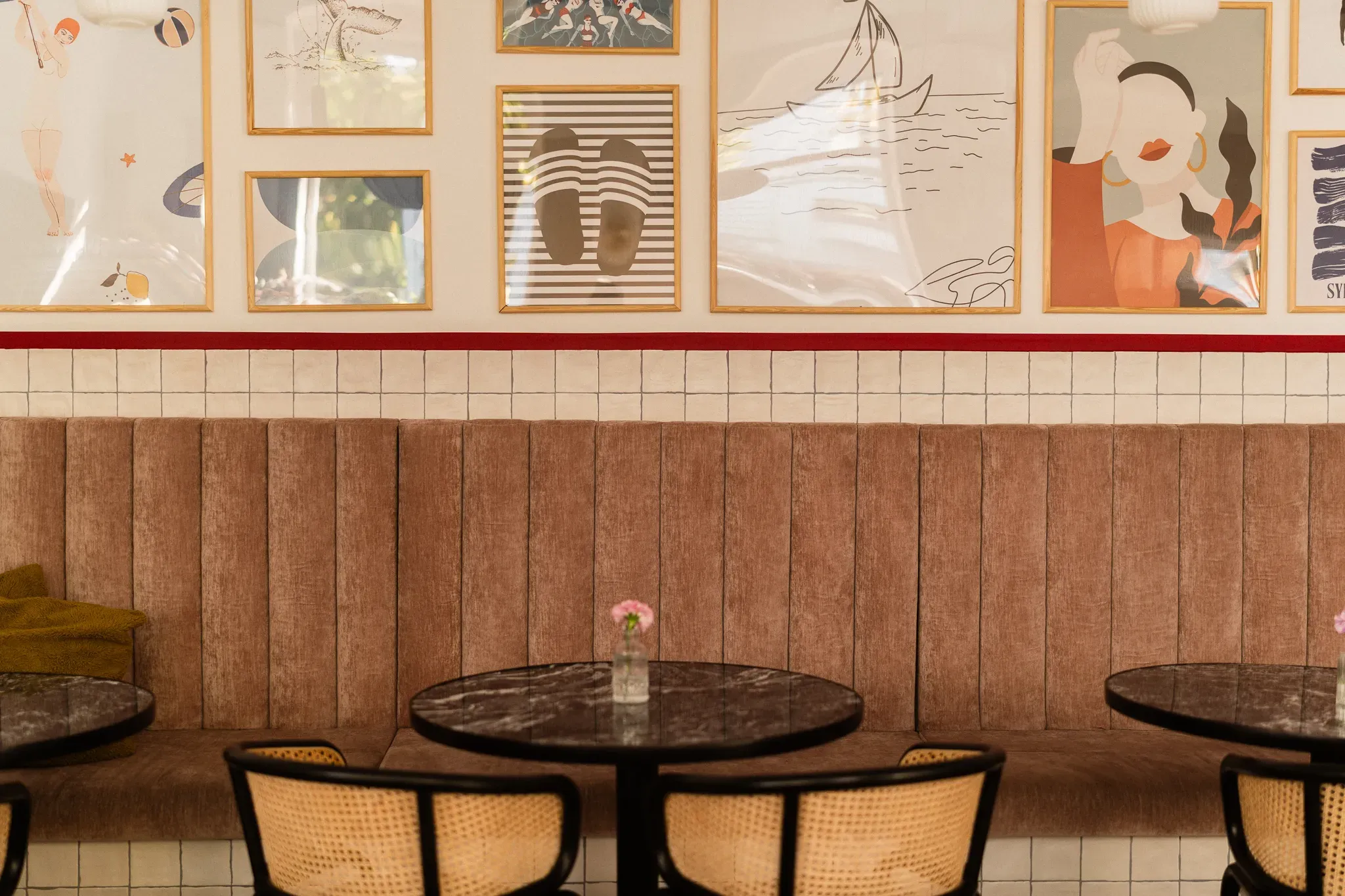 Wnetrze restauracji kanapa obrazy - Restauracja Syrenka Kołobrzeg